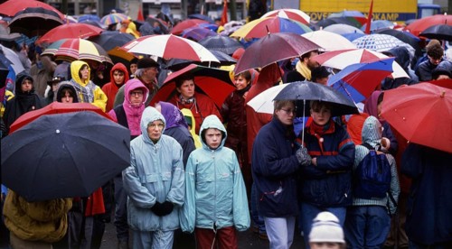 Ruhr area. The Ruhr 89 Easter March of the Freidensbewegung on 25. 3. 1989. Under umbrellas
