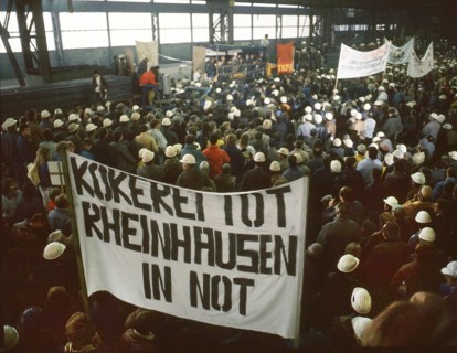 Du-Rheinhausen. Steelworkers of the Krupp steelworks fight for their jobs in 1987 and occupied the Rhine bridge