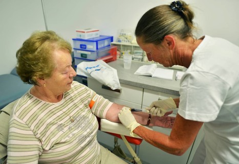 This internist in the centre of a larger city works mainly as a family doctor. The photo shows: Blood sampling by the doctor's assistant