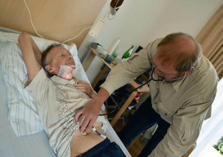 The Mother Theresa Hospice offers its guests a dignified home in a new friendly ambience for patients in their last phase of life. This patient with carcinoma of the floor of the mouth caused by smoki...