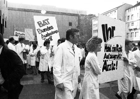 Hospital doctors demonstrated in Dortmund for higher salaries and against time overload in the service on 23 September 1971