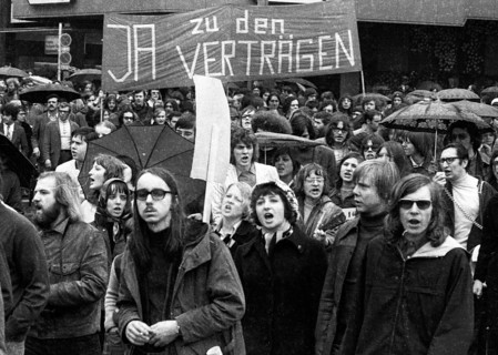 The peace movement's 1972 spring campaign addressed the public primarily with the demand for ratification of the Eastern treaties on 1. 4. 1972