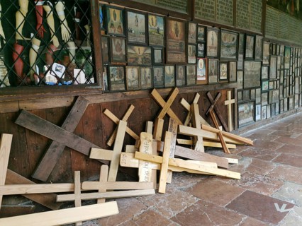 Votive tablets and sacrificial crosses in the circuit around the Chapel of Grace in Altoetting