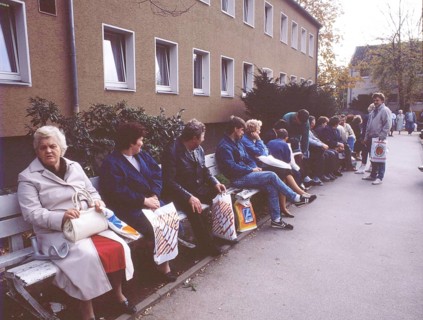 Gymnasium were also used. Immigrants and foreign refugees in North Rhine-Westphalia on 28. 10. 1988 in Unna-Massen. Since the sleeping accommodations were not sufficient