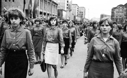 The picture was taken between 1965 and 1971 and shows a photographic impression of everyday life in this period of the GDR. Karl-Marx-Stadt