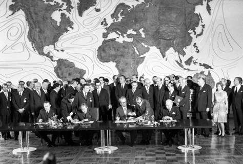 The visit of the Soviet head of state and party leader Leonid Brezhnev to Bonn from 18-22 May 1973 was a step towards easing tensions in East-West relations by Willy Brandt. At the table: Walter Schee...