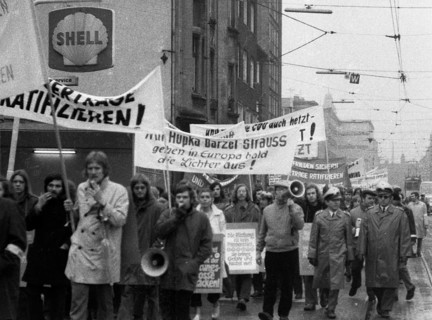 The peace movement's 1972 spring campaign addressed the public primarily with the demand for ratification of the Eastern treaties on 1. 4. 1972. Gelsenkirchen