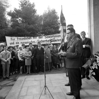 Soldiers and officers of the USSR Red Army were guests at the traditional tribute to soldiers killed in Nazi captivity at Blumen fuer Stukenbrock. Red Army officer at the lectern