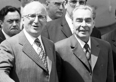 The visit of the Soviet Head of State and Party Leonid Brezhnev to Bonn from 18-22 May 1973 was a step towards easing tensions in East-West relations by Willy Brandt. Leonid Brezhnev at Gymnich Castle...