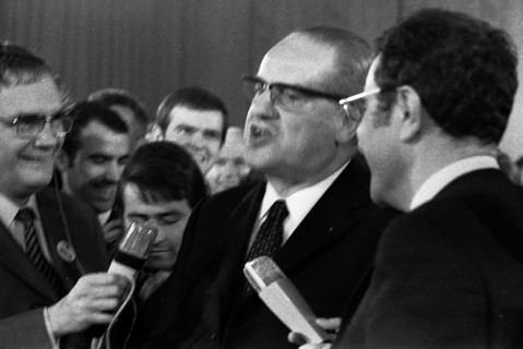 The Election Night 1969 on 28. 9. 1969 in Bonn . Journalists besiege SPD politician Herbert Wehner