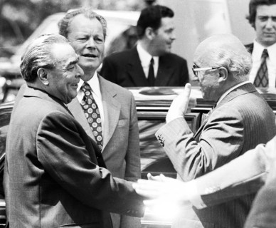 The visit of the Soviet Head of State and Party Leonid Brezhnev to Bonn from 18-22 May 1973 was a step towards easing tensions in East-West relations by Willy Brandt. Leonid Brezhnev at Gymnich Castle...