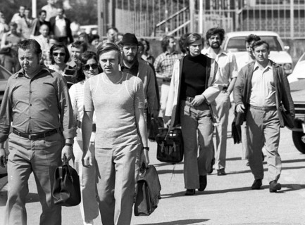 Many workers at the Opel factory in Bochum - here on 23 August 1973 - also took part in the wildcat strikes that swept through many parts of the Ruhr region. Shift change of the non-strikers