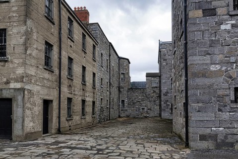 Courtyard building
