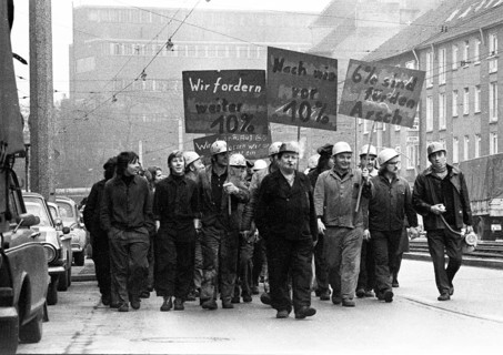 About 4000 steelworkers of Hoesch AG Westfalenhuette demonstrated on 14 January 1972
