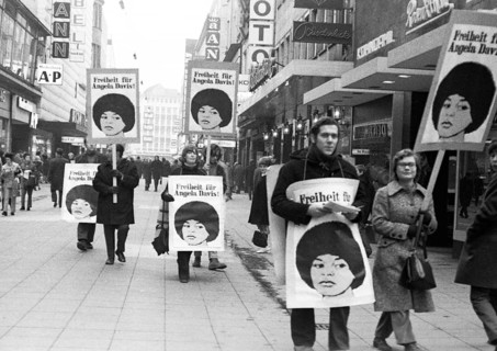 Collection of signatures and protest for the release of US-saenger Angela Davis on 22. 1. 1972 on the Dortmunder Westenhellweg