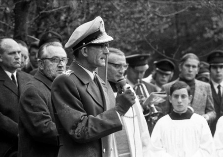 A meeting of the traditional associations of the Waffen- SS to honour their dead of the 6th SS Division North on 14. 11. 1971 in Hunrueck was accompanied by the Bundeswehr with officers and a squad of...