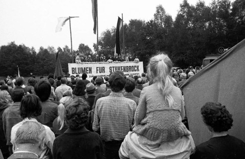 Left and peace movement committed flowers for Stukenbrock at the graves of Soviet war victims of the Nazi regime as a sign of reconciliation here on 4. 9. 1971 in Stukenbrock near Bielefeld