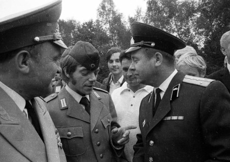 Leftists and the peace movement laid flowers for Stukenbrock at the graves of Soviet war victims of the Nazi regime as a sign of reconciliation here on 4. 9. 1971 in Stukenbrock near Bielefeld. Recrui...