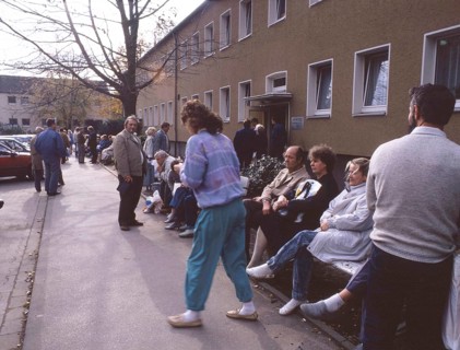 Gymnasium were also used. Immigrants and foreign refugees in North Rhine-Westphalia on 28. 10. 1988 in Unna-Massen. Since the sleeping accommodations were not sufficient