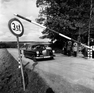 Government representatives with their vehicles in 1966 during a police check at the hitherto secret atomic bunker of the Federal Government in the Ahr valley