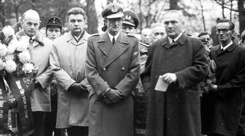A meeting of the traditional associations of the Waffen- SS to honour their dead of the 6th SS Division North on 14. 11. 1971 in Hunrueck was accompanied by the Bundeswehr with officers and a squad of...