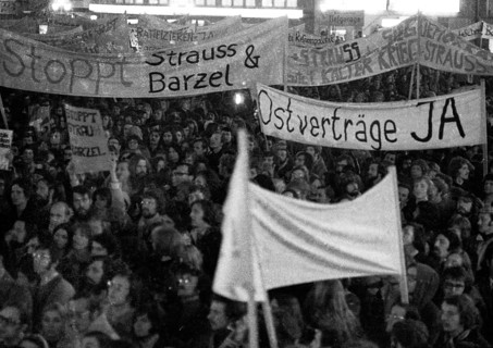 Supporters and friends of the SPD/FDP government coalition demonstrated in Bonn on 26 April 1972 with a torchlight march and rally in favour of the government and the ratification of the Eastern treat...