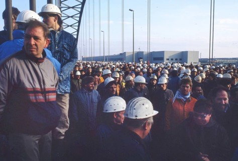 Du-Rheinhausen. Steelworkers of the Krupp steelworks fight for their jobs in 1987 and occupied the Rhine bridge
