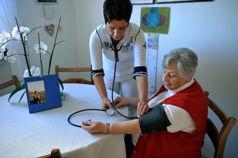 The visit of the doctor's assistant to the elderly or sick relieves the practice owner of routine tasks such as measuring blood pressure