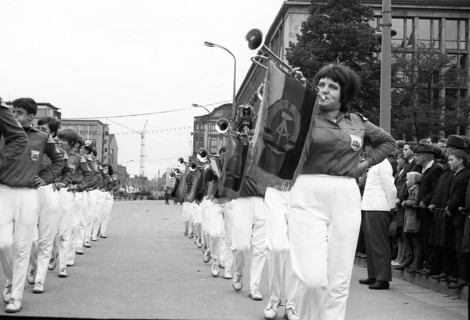 The picture was taken between 1965 and 1971 and shows a photographic impression of everyday life in this period of the GDR. Karl-Marx-Stadt