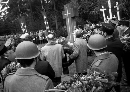 A meeting of the traditional associations of the Waffen- SS to honour their dead of the 6th SS Division North on 14. 11. 1971 in Hunrueck was accompanied by the Bundeswehr with officers and a squad of...