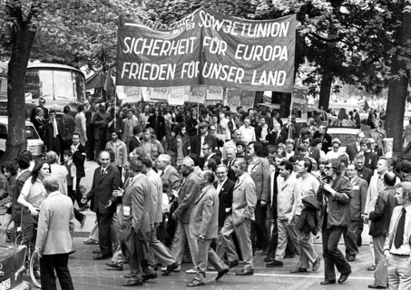 The visit of the Soviet head of state and party Leonid Brezhnev to Bonn from 18-22 May 1973 was a step towards easing tensions in the East-West relationship by Willy Brandt. Demo of friends and oppone...