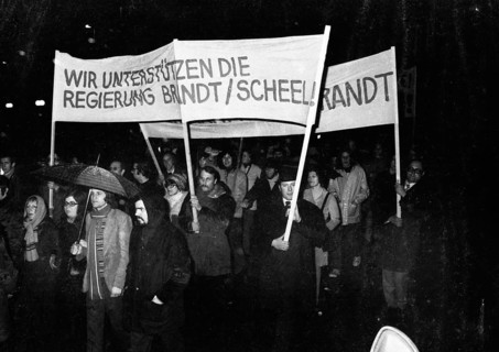 Supporters and friends of the SPD/FDP government coalition demonstrated in Bonn on 26 April 1972 with a torchlight march and rally in favour of the government and the ratification of the Eastern treat...