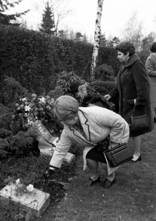 These woman and men celebrated International Women's Day in Rheinhausen on 8 March 1972 by paying tribute to the Soviet dead of the Second World War and Nazi victims at the cemetery