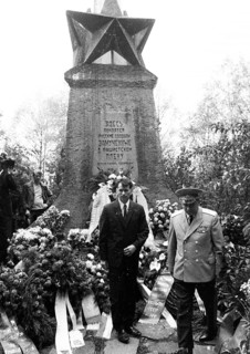 Left and peace movement committed flowers for Stukenbrock at the graves of Soviet war victims of the Nazi regime as a sign of reconciliation here on 4. 9. 1971 in Stukenbrock near Bielefeld
