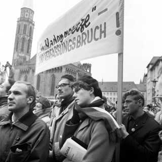 The Congress Emergency of Democracy was a first significant manifestation of trade unions and other democratic forces against the emergency laws on 30. 10. 1966 at the Roemer in Frankfurt/M