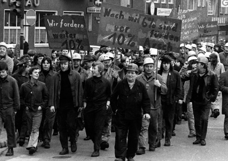 About 4000 steelworkers of Hoesch AG Westfalenhuette demonstrated on 14 January 1972