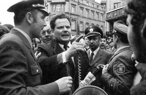 The second meeting of Chancellor Willy Brandt with GDR MP Willi Stoph on 21 May 1971 in Kassel was accompanied by a large number of statements for and against the Brandt government's policy of detente...
