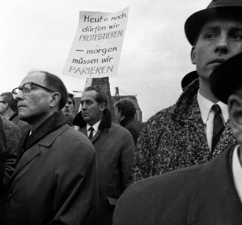 The Congress Emergency of Democracy was a first significant manifestation of trade unions and other democratic forces against the emergency laws on 30. 10. 1966 at the Roemer in Frankfurt/M