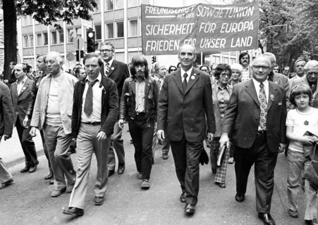 The visit of the Soviet head of state and party Leonid Brezhnev to Bonn from 18-22 May 1973 was a step towards easing tensions in the East-West relationship by Willy Brandt. Demo of friends and oppone...