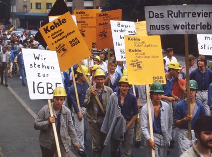 Here in Recklinghausen 10. 8. Herten 12. Gelsenkirchen 24. and Luenen 24. 10. of the year 1987 were unsuccessful. Sometimes the faces of the miners speak for themselves. Ruhr area. The Dwemonstzration...