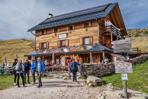 Hikers in front of the Rasciesa Hut on the Rasciesa Alp