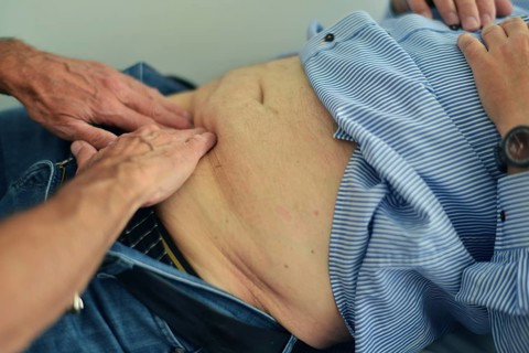 This internist in the centre of a larger city works mainly as a family doctor. The photo shows: Examination of the abdomen