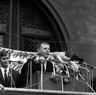 The Congress Emergency of Democracy was a first significant manifestation of the trade unions and other democratic forces against the emergency laws on 30 October 1966 at the Roemer in Frankfurt/Main....