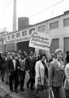 4000 workers of the steelworks Suedwestfalen AG took to the streets in Hagen on 4 October 1971 to protest for their jobs