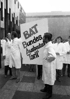 Hospital doctors demonstrated in Dortmund for higher salaries and against time overload in the service on 23 September 1971