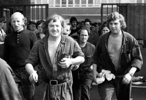 Many workers at the Opel factory in Bochum - here on 23 August 1973 - also took part in the wildcat strikes that swept through many parts of the Ruhr region. Shift change of the non-strikers