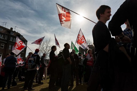 Crowd with flags of GEW and GdP