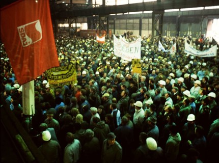 Du-Rheinhausen. Steelworkers of the Krupp steelworks fight for their jobs in 1987 and occupied the Rhine bridge
