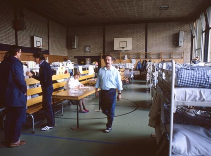 Gymnasium were also used. Immigrants and foreign refugees in North Rhine-Westphalia on 28. 10. 1988 in Unna-Massen. Since the sleeping accommodations were not sufficient