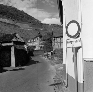 Government representatives with their vehicles in 1966 during a police check at the hitherto secret atomic bunker of the Federal Government in the Ahr valley